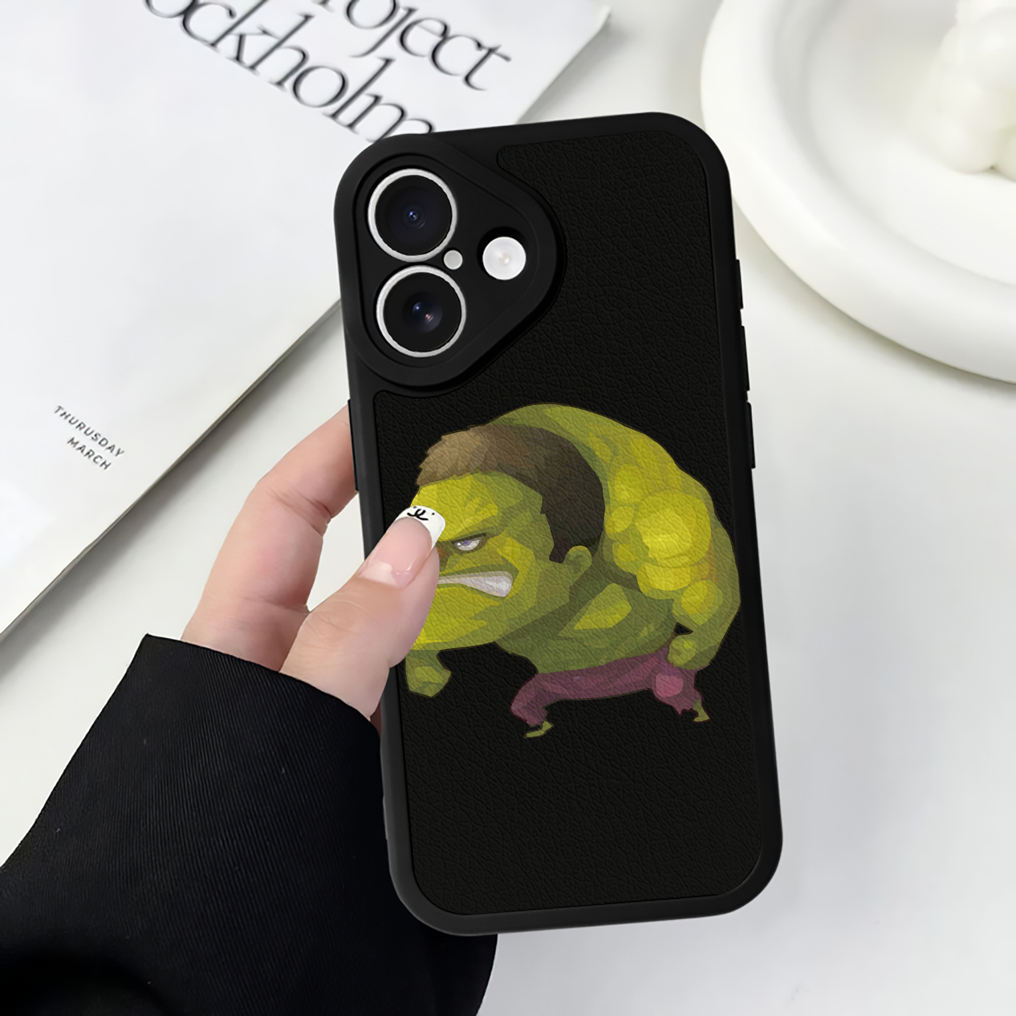 （画像用） アベンジャーズ The Avengers 【iPhone 16シリーズ対応】シリコンスマホケース（レザー調） 材質：シリコン